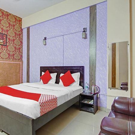Hotel O Glorious Stayz Noida Esterno foto