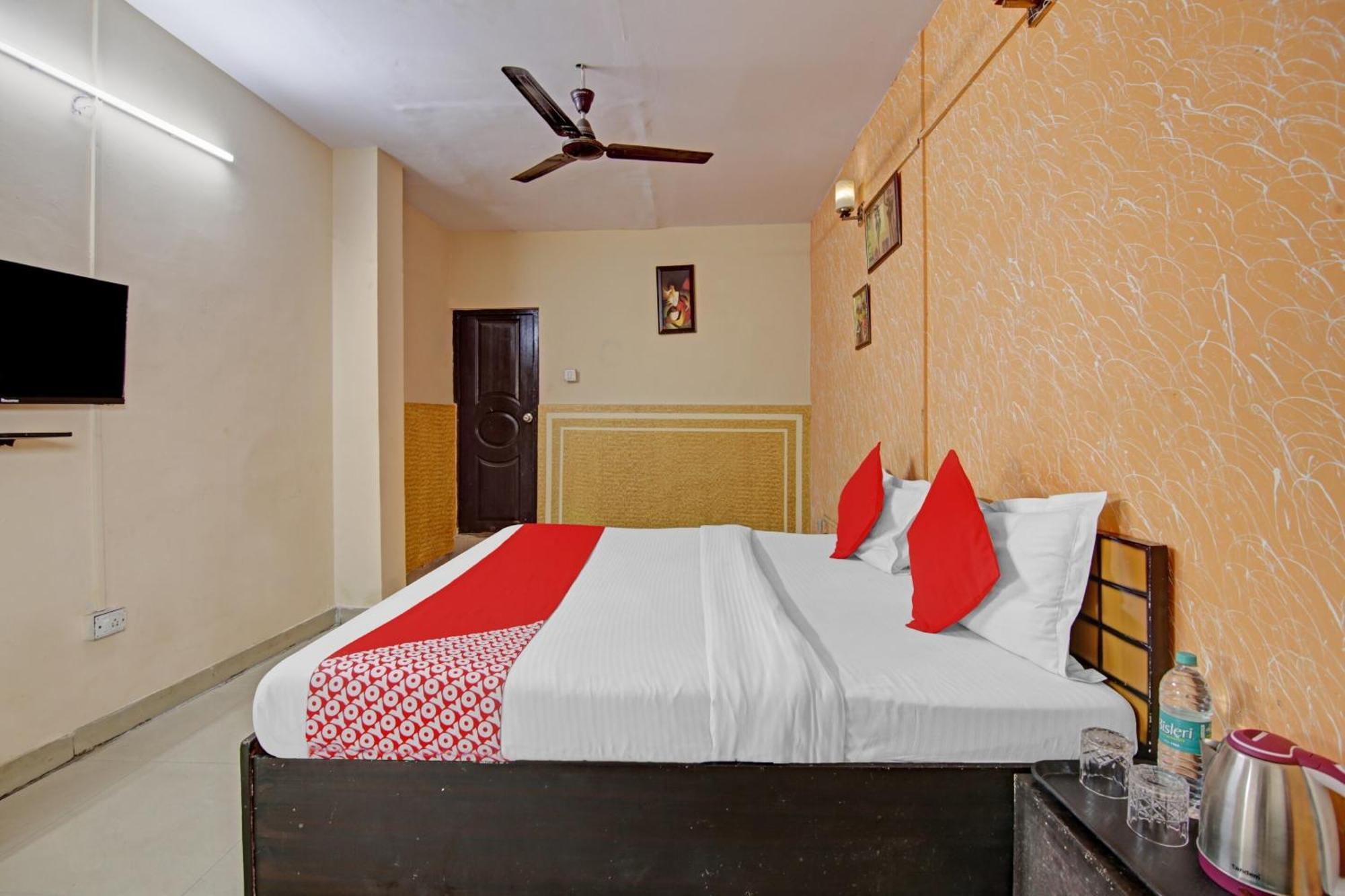 Hotel O Glorious Stayz Noida Esterno foto