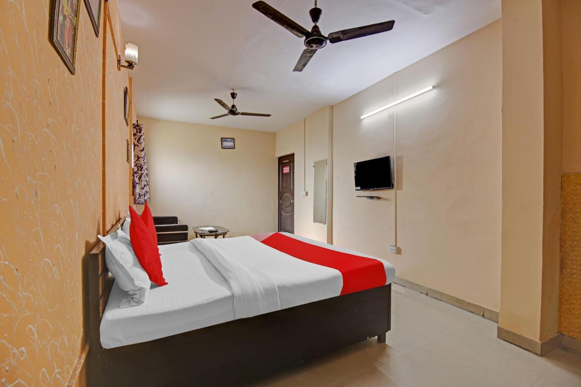 Hotel O Glorious Stayz Noida Esterno foto