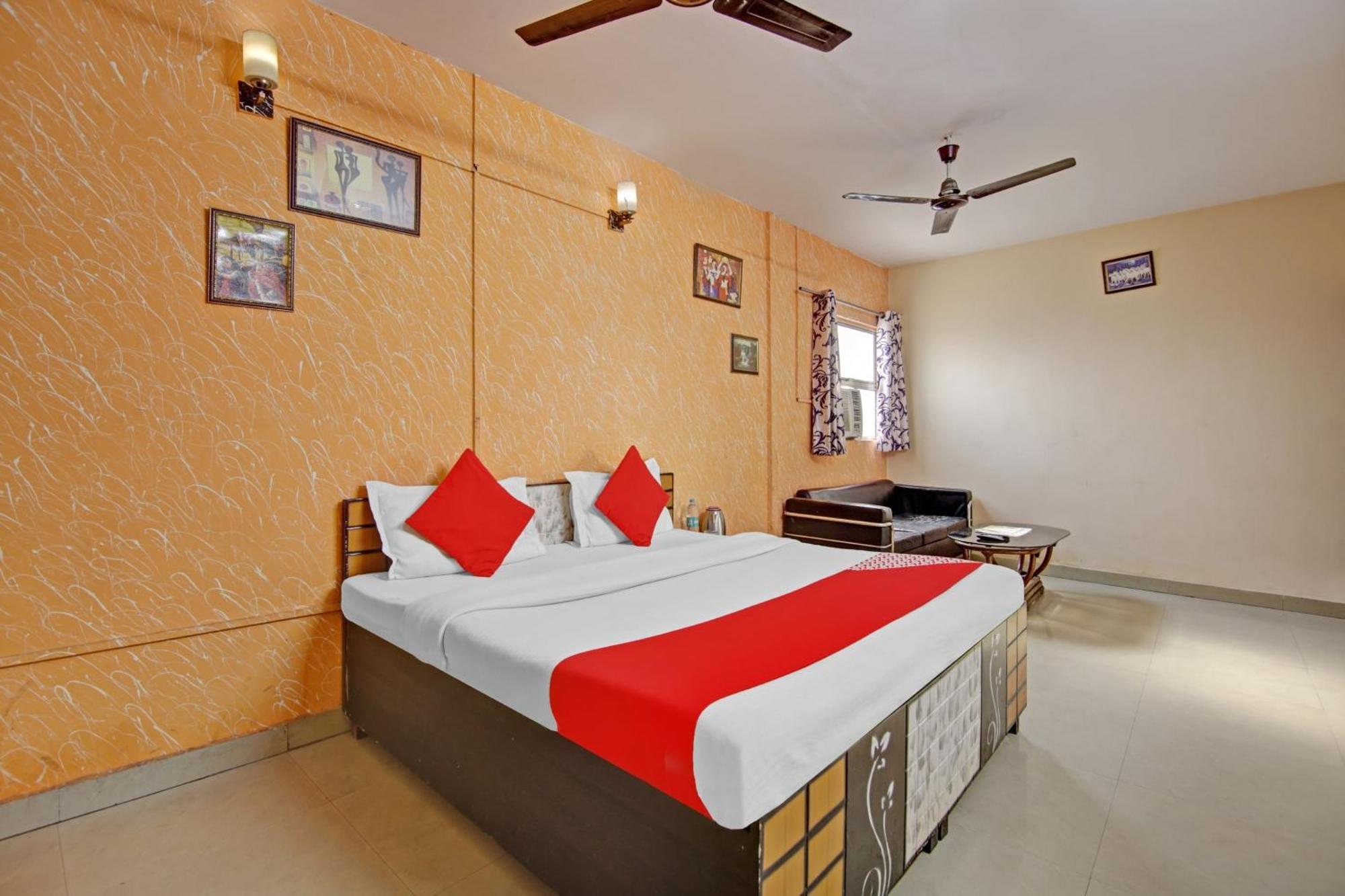 Hotel O Glorious Stayz Noida Esterno foto