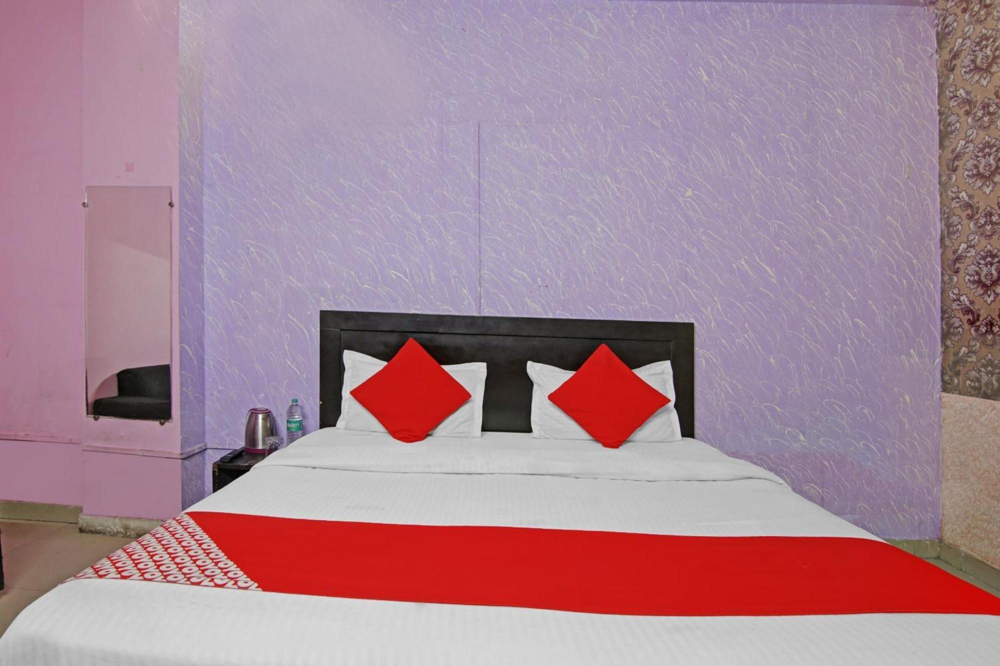 Hotel O Glorious Stayz Noida Esterno foto
